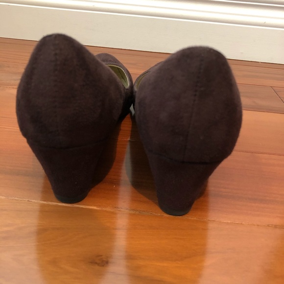 Le Chateau Brown suede wedge heels Vegan Sz 7.5 - Picture 4 of 5